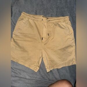 Men’s khaki shorts